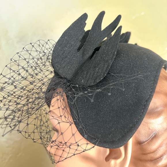 GLAMOROUS 1950\'s BLACK FELT TOQUE WITH FELT \